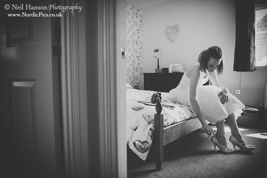 Oxfordshire documentary wedding photography by neil hanson at the great barn in aynho