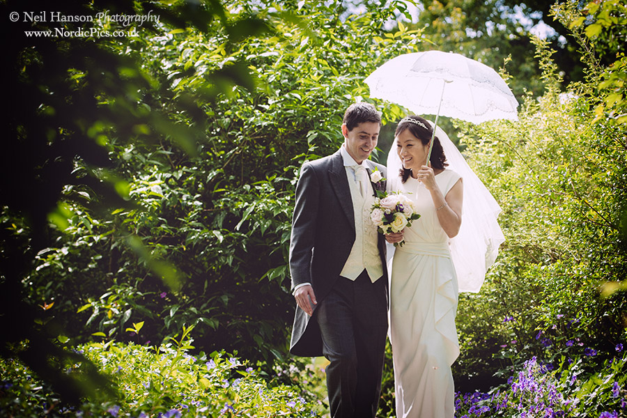 bride and groom at the cherwell boathouse