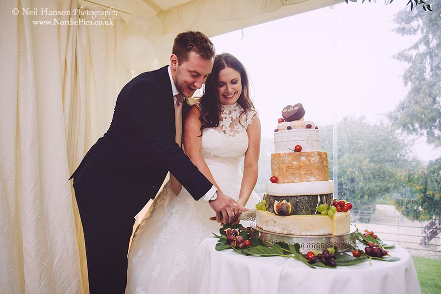 Bride & groom cut their cheese cake