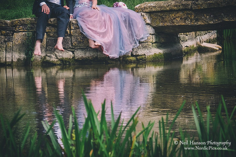 Relaxing by a cotswold river for their Chinese pre-wedding portraits
