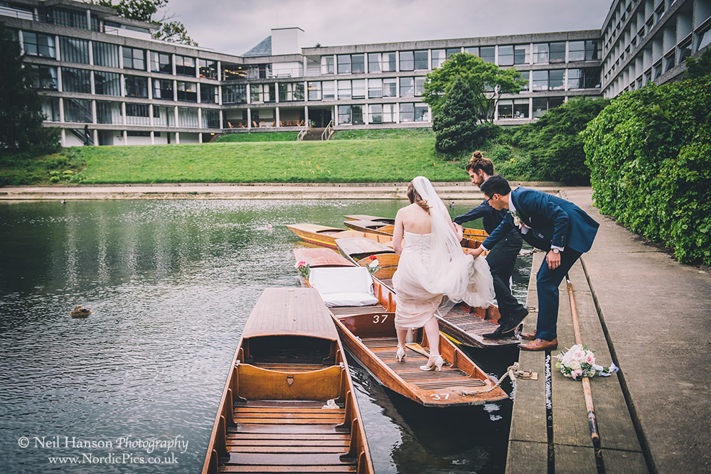 Bride & groom get onto their punts at the Cherwell boathouse in Oxford