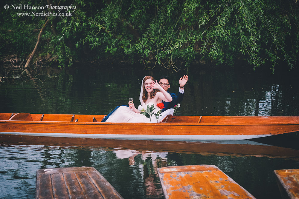 Bride and Groom arrive on a punt at the Cherwell boathouse Oxford